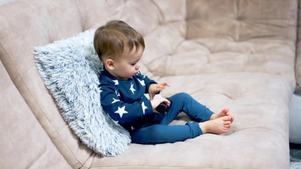 Schöne Kleine Kleinkind Sitzt Gemütlich Auf Dem Sofa Nettes Kind — Stockvideo