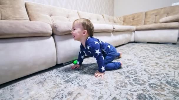 Bebé Sorridente Rastejar Pelo Chão Miúdo Feliz Levanta Sofá Criança — Vídeo de Stock