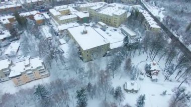 Kış mevsiminde işlek şehrin güzel manzarası. Binanın tepeleri karla kaplı. Hava perspektifi.