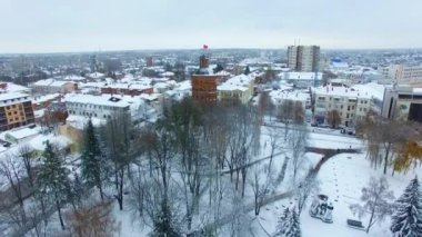Tarihi binaları olan Ukrayna şehir merkezi Vinnytsia. Eski kulenin ve karla kaplı diğer mimarinin üzerinde uçuyor..
