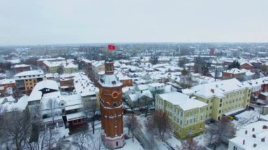 Ukrayna 'nın Vinnytsia şehrindeki yüksek tuğlalı su kulesi. Gündüz vakti şehir manzarası. Üst görünüm.