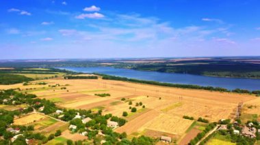 Açık güneşli bir günde resimli manzaraların inanılmaz manzarası. Nehir kenarındaki sarı buğday tarlaları. Ukrayna 'nın harika doğası.