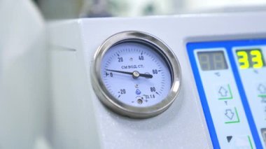 Ameliyat sırasında modern ameliyathanede tıbbi ekipmanlar çalışıyor. Aygıtı ok pozisyonuyla çevirin. Kapat..