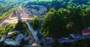 Dağın tepesindeki çan kulesi. Güneşli yaz gününde insansız hava aracı görüntülerinden Liadova Kaya Manastırı.