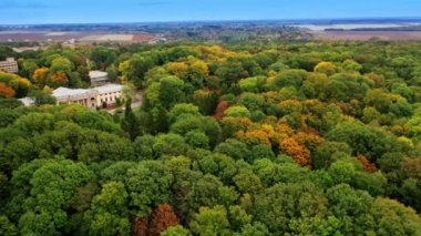 Güzel yeşil parktaki tarihi saray. Şehir manzarası ve tarımsal alanlar. Hava görünümü.