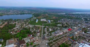 Ukrayna 'nın küçük taşra şehri. Merkezde küçük göletler ve tarihi saraylar var. Arkaplanda tarım alanları.