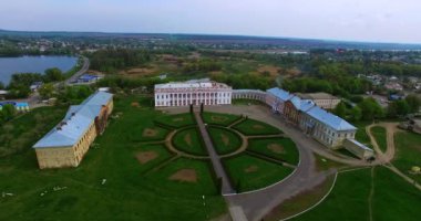 Müze topluluğundaki üç tarihi bina. Rekonstrüksiyon altındaki saraylar ve ortasında çiçek tarhları. Arka planda şehir manzarası.
