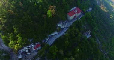 Dağlardaki dini binalar. Eski manastır ve Liadova manastırı, Vinnytsia bölgesi, Ukrayna. Üst görünüm.