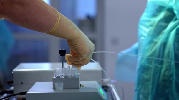 Händerna Latexhandskar Öppnar Locket Vid Liten Behållare Sjukvård Sjukhus För — Stockvideo