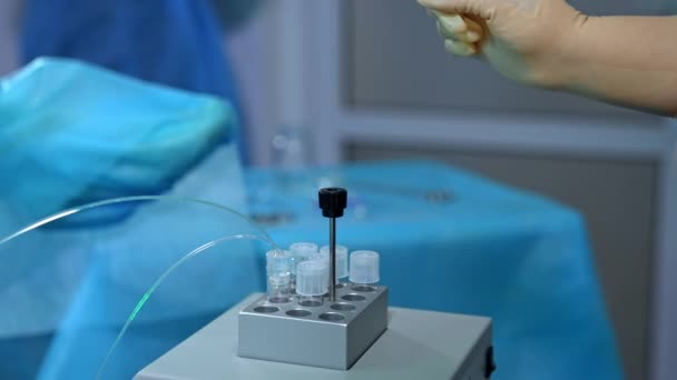 现代诊所的体外受精设备 手拿着乳胶手套用管子把盖子关上 — 图库视频影像