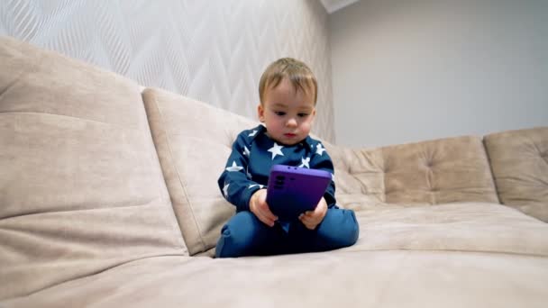Schöne Kleine Kleinkind Ist Mit Einem Smartphone Beschäftigt Kind Konzentriert — Stockvideo