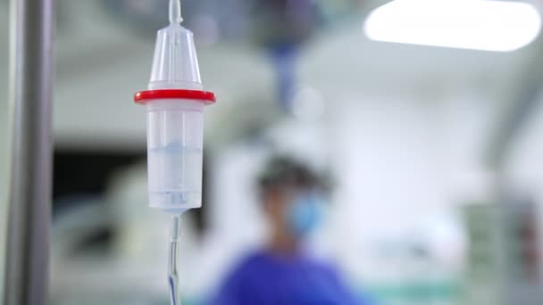 Çinde Ilaç Damlayan Bir Damlatıcı Cerrahi Operasyonlar Için Tıbbi Ekipmanlar — Stok video