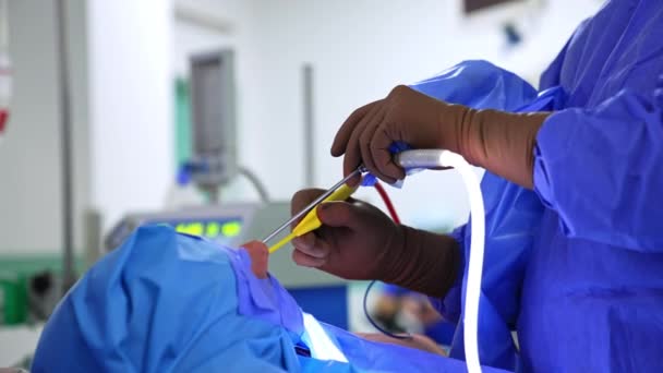 Chirurgische Handen Voorzichtig Bewegen Neusholte Van Een Patiënt Herstel Van — Stockvideo