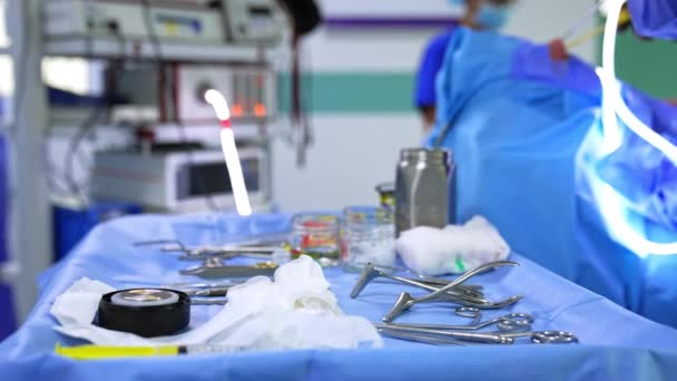Stół Przyrządami Sali Operacyjnej Doktor Podchodzi Stołu Żeby Wyczyścić Urządzenie — Wideo stockowe
