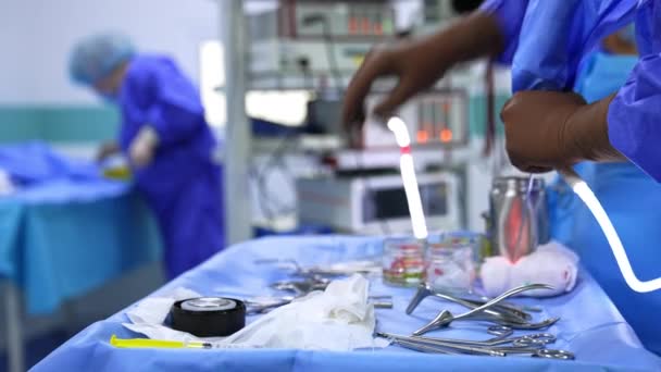 수술실에서 테이블에 외과의사는 도구를 장치를 청소합니다 — 비디오