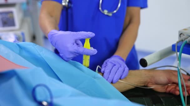 Image Recadrée Anesthésiste Faisant Une Piqûre Anesthésie Patient Homme Opéré — Video