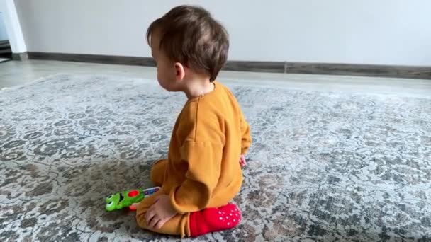 Roztomilé Malé Dítě Sedí Podlaze Chlapeček Před Sebou Telefon Hraní — Stock video
