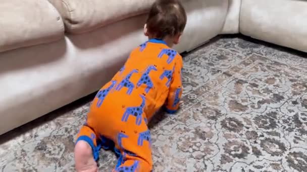 Pequeño Bebé Mameluco Naranja Con Jirafas Arrastra Por Suelo Chico — Vídeos de Stock