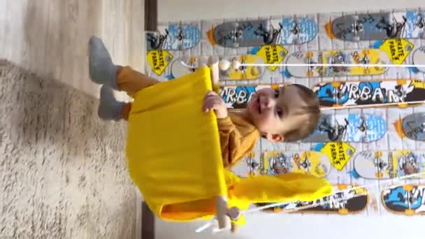 屋内で泳いでいる可愛い赤ちゃん 赤ん坊の少年は家で幸せに泳いでいる バーティカルビデオ — ストック動画