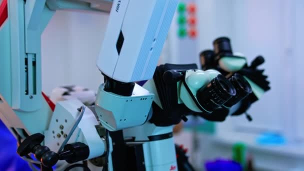Innovatív Berendezések Modern Műtőben Mikroszkóp Nagy Pontosságú Neurológiai Műtétekhez Közelről — Stock videók