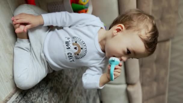 Feliz Niño Caucásico Sonriente Sienta Suelo Bebé Traje Blanco Comiendo — Vídeos de Stock