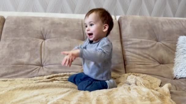 Sevimli Güzel Erkek Bebek Kanepede Zıplayarak Eğleniyor Sevimli Çocuk Heyecanla — Stok video