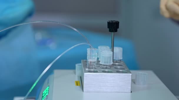 Eine Reihe Kleiner Reservoirs Labor Das Reagenzglas Wird Durch Das — Stockvideo