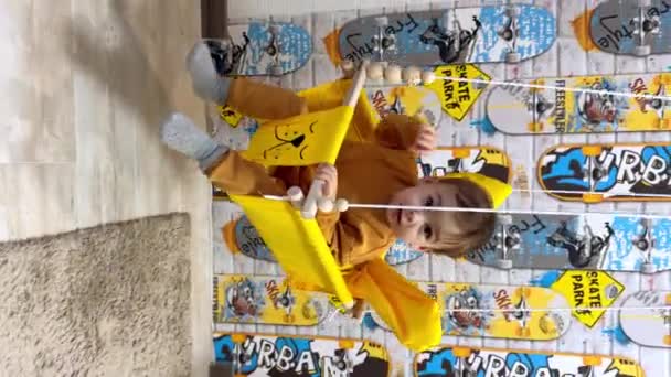 Charmant Enfant Costume Jaune Assoit Dans Balançoire Agite Main Doux — Video
