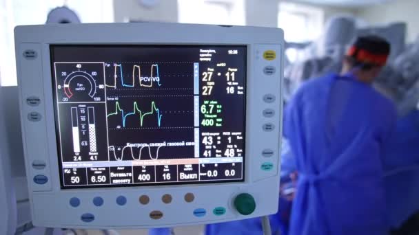 Monitor Plicního Ventilátoru Pacientovy Známky Života Obrazovce Během Operace Chirurg — Stock video