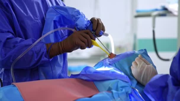 Nasenkorrektur Durch Einen Arzt Latexbraunen Handschuhen Nasenatmung Krankenhaus — Stockvideo