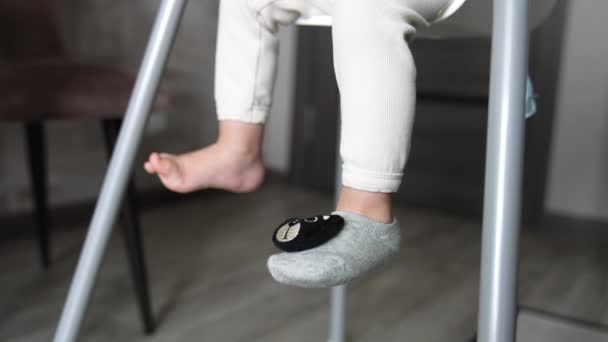 Очаровательные Ноги Маленького Ребенка Сидящего Стуле Одна Нога Голая Другая — стоковое видео