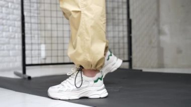 Spor için beyaz şık ayakkabılar. Stüdyoda moda kadın ayakkabıları sunumu. Kapat..