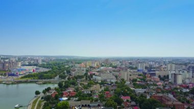 Açık güneşli bir günde canlı şehrin harika manzarası. Nehir bölgeyi ikiye bölüyor. Hava görünümü.