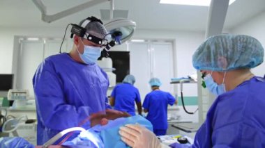 Modern hastanede işlevsel rinoplasti yapıldı. Cerrah, hastanın burnunu farlardan yakar ve aletler kullanır..