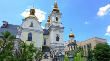 Vinnytsia, Ukrayna 'daki ortodoks katedralinin tarihi binası. Kilise kupasındaki haçlara yükselmek. Arkaplanda mavi gökyüzü.