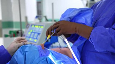 Modern ameliyathanede burun boşluğu ameliyatı. Doktorun ellerindeki lateks eldivenler hastanın burnunda tıbbi aletler taşıyor..