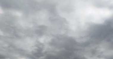 Gri bulutlar ufku kapladığı için gökyüzü görülemiyor. Düşük açı. Zaman Uygulaması.