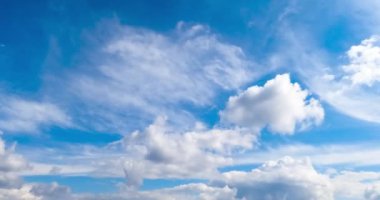 Güzel, yumuşak bulutlar gökyüzünde hızla şekil değiştiriyor. Atmosferdeki çeşitli bulutlar. Düşük açı. Zaman Uygulaması.