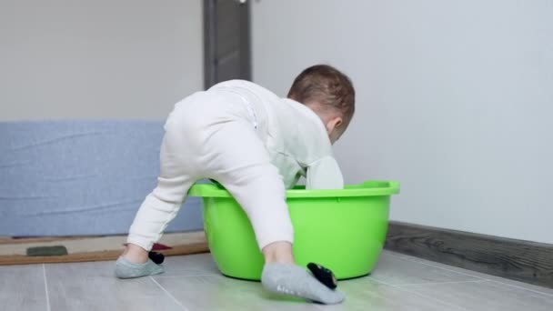 Menino Brinca Com Uma Banheira Verde Clara Criança Tenta Entrar — Vídeo de Stock