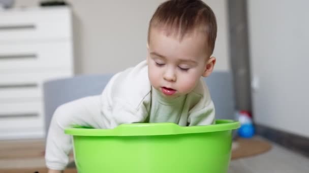 달콤한 유아는 세면대에 들어갑니다 귀여운 아이는 욕조에 앉아서 그것에서 나옵니다 — 비디오