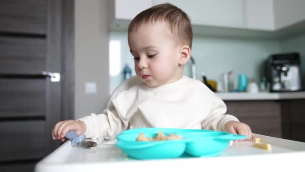 Mahlzeit Für Ein Süßes Kaukasisches Baby Kind Sitzt Futtertisch Teller — Stockvideo
