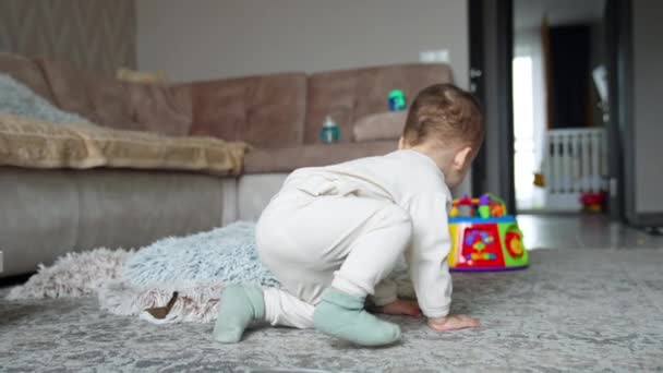 Zadní Pohled Dítě Bílém Obleku Sedící Podlaze Pojídající Sušenku Chlapec — Stock video