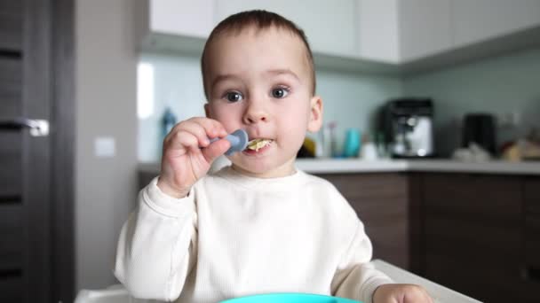 Menino Adorável Comer Colher Linda Criança Sentada Cozinha Tendo Refeições — Vídeo de Stock