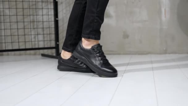 穿着黑色牛仔裤和皮鞋的身份不明的男人露出了月亮漫步的痕迹 工作室里的时尚男鞋示范 — 图库视频影像