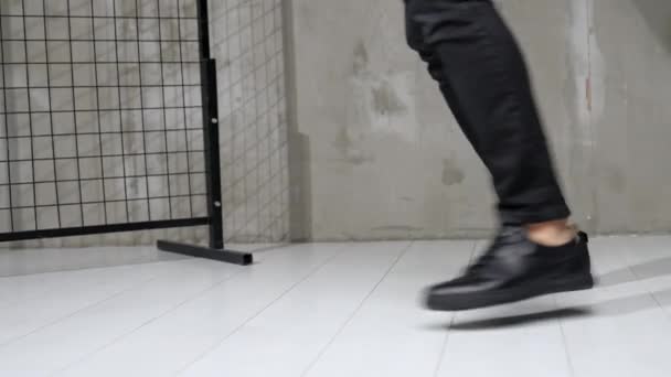 男模在演播室里跳舞和跳舞一个男人展示舒适的黑色皮鞋的剪影 — 图库视频影像