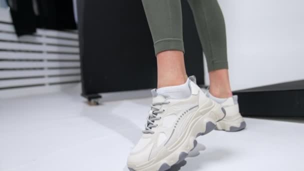 Пані Темно Зелених Легінсах Білому Модному Спортивному Взутті Близько Демонстрація — стокове відео