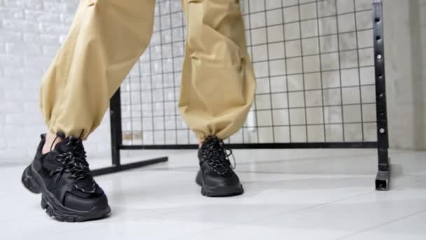 Demostración Calzado Ropa Deportiva Estudio Fotográfico Zapatillas Modernas Cuero Negro — Vídeos de Stock
