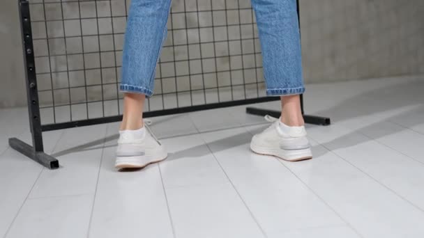 Meisje Korte Blauwe Jeans Lichtwitte Sneakers Trendy Sportschoenen Presentatie Fotostudio — Stockvideo