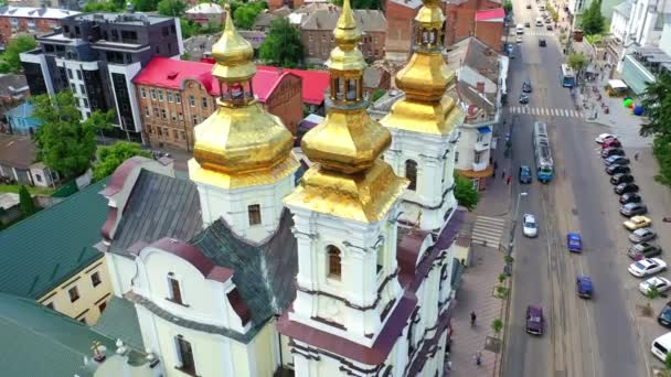 Sestupujeme Nad Ohromující Křesťanský Kostel Zlatými Kupolemi Ortodoxní Katedrála Centru — Stock video
