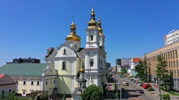 Piękna Chrześcijańska Katedra Złotymi Kopułami Świecącymi Jasnym Słońcu Żywe Miasto — Wideo stockowe